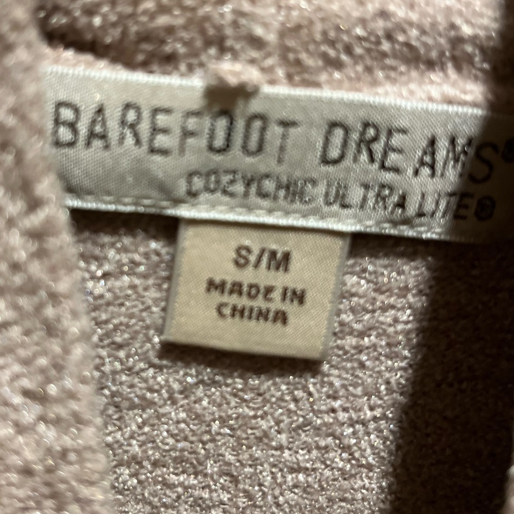 234. WOMENS BAREFOOT DREAMS S/M DETAIL SWEATER - Picture 2 of 4